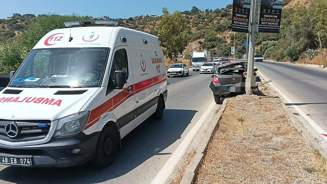 Muğla’da Refüje Çıkan Araç Aydınlatma Direğine Çarptı 4